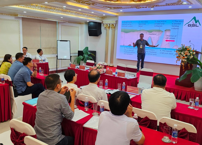 Đại diện cơ quan quốc tế tham luận về biến động tự nhiên của đá vôi.