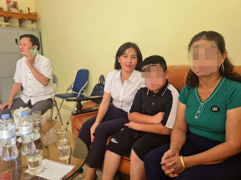 Đại diện chính quyền cơ sở, nhà trường, giáo viên đến thăm hỏi, động viên học sinh tới lớp, tới trường.