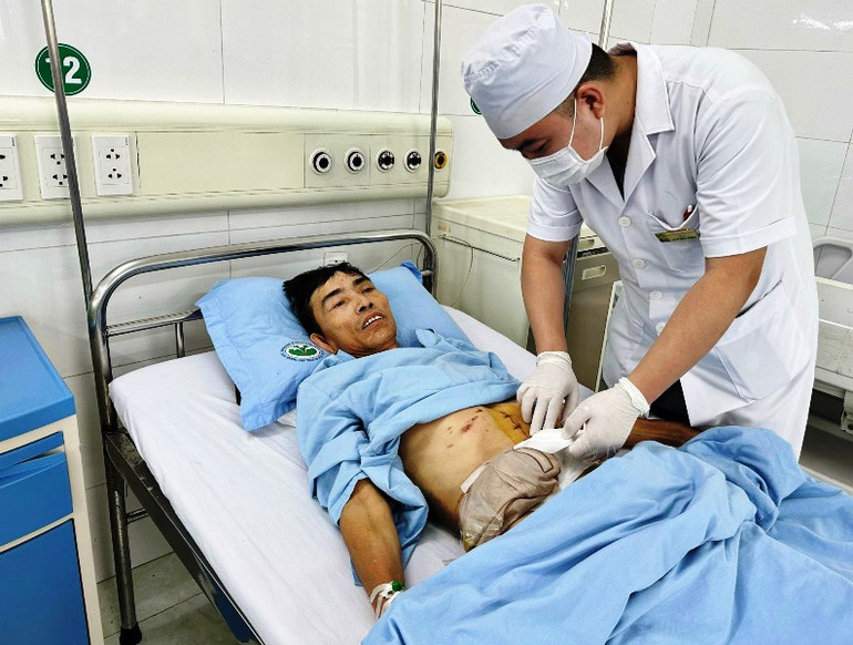 Bác sĩ kiểm tra, chăm sóc bệnh nhân sau phẫu thuật.