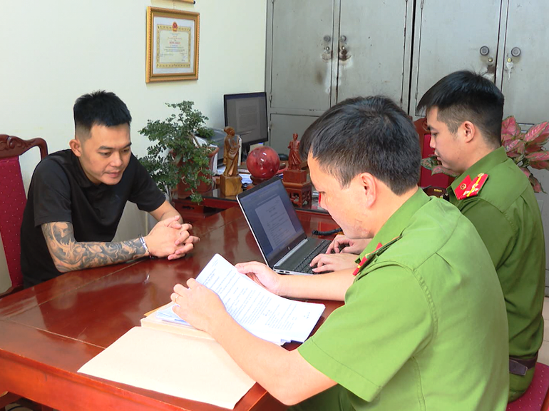 Công an xét hỏi đối tượng.