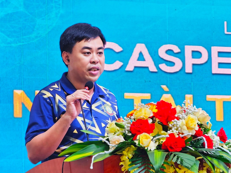 Đại diện Công ty, Câu lạc bộ bóng đá Đông Á Thanh Hóa phát biểu tại buổi lễ.