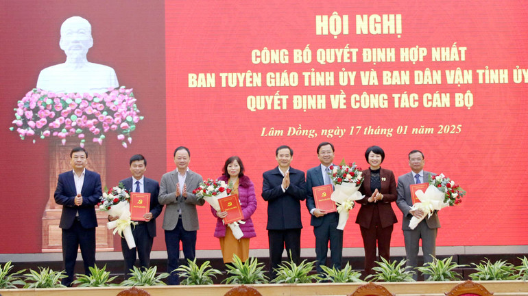 Thường trực Tỉnh ủy Lâm Đồng chúc mừng các đồng chí nhận nhiệm vụ tại Ban Tuyên giáo và Dân vận Tỉnh ủy Lâm Đồng.