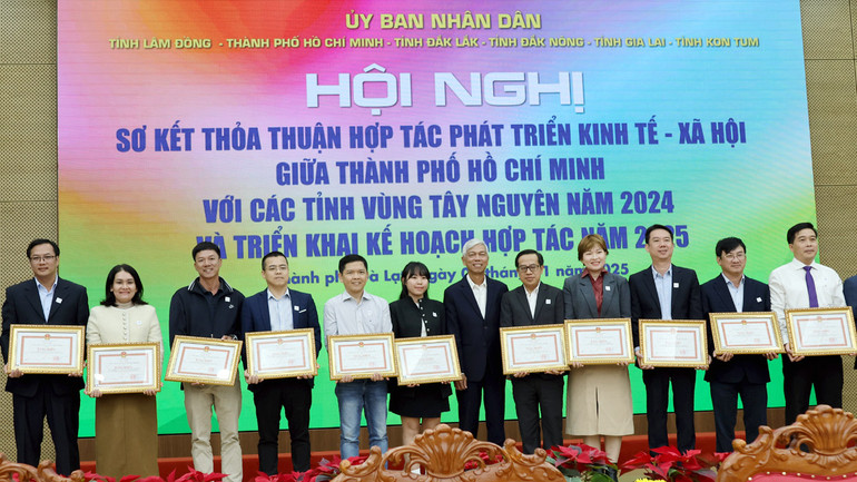 Lãnh đạo Thành phố Hồ Chí Minh và các tỉnh Tây Nguyên khen thưởng các đơn vị.