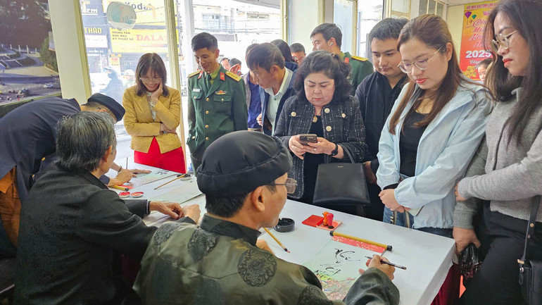 Câu lạc bộ Thư pháp thuộc Hội Văn học văn nghệ thuật Lâm Đồng "tặng chữ” ngày Xuân.