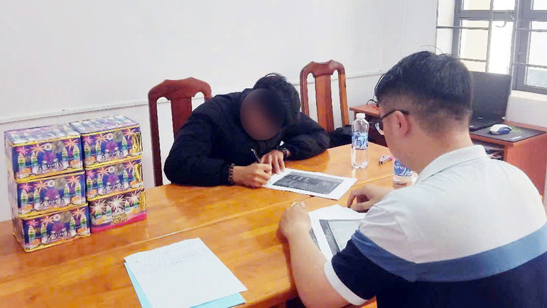 Gia đình ông C.Q đưa con trai đến trụ sở công an giao nộp pháo hoa nổ và tiền chất thuốc nổ dùng để chế tạo pháo nổ do con cất giấu trong nhà.