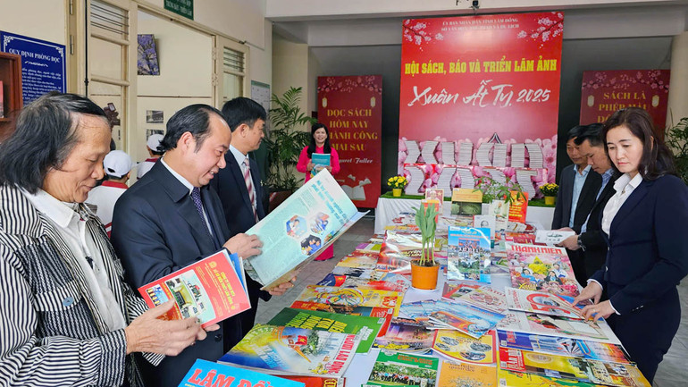 Các đại biểu tại không gian trưng bày ấn phẩm báo, tạp chí xuân.