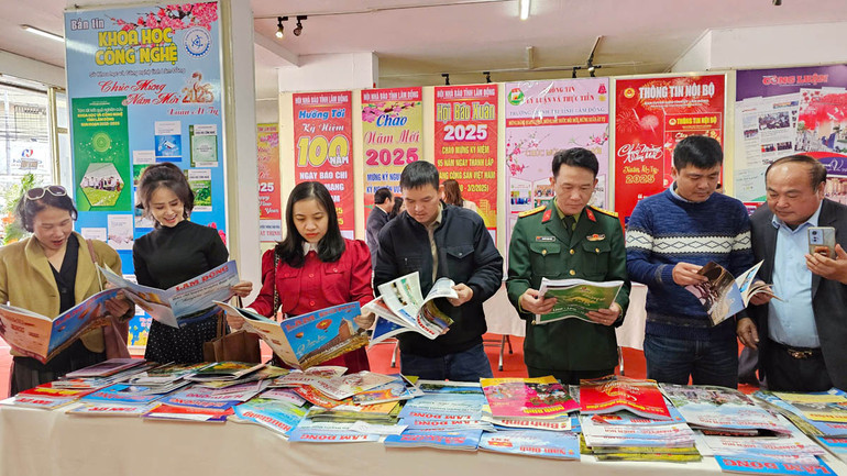 Độc giả với ấn phẩm báo Xuân tại Hội báo Xuân Lâm Đồng 2025.