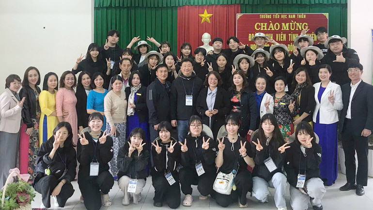 Giảng viên và sinh viên Trường đại học Andong với cán bộ, giáo viên và học sinh Trường tiểu học Nam Thiên, thành phố Đà Lạt.
