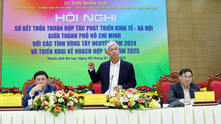 Phó Chủ tịch Ủy ban nhân dân Thành phố Hồ Chí Minh Võ Văn Hoan phát biểu ý kiến tại hội nghị.
