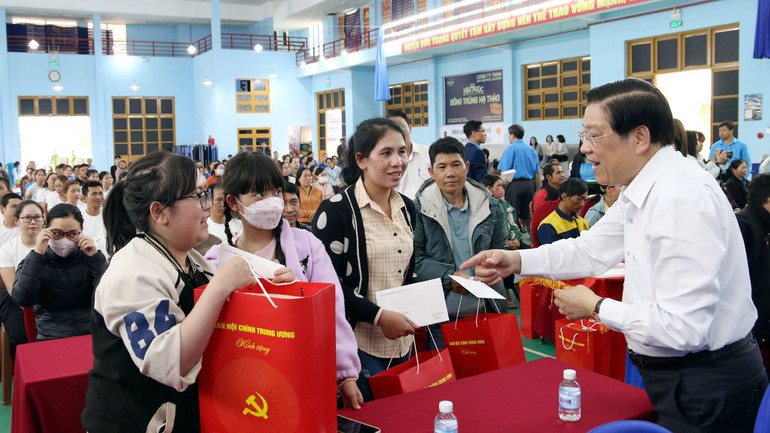 Đồng chí Phan Đình Trạc trò chuyện với công nhân khu công nghiệp Phú Hội, huyện Đức Trọng.