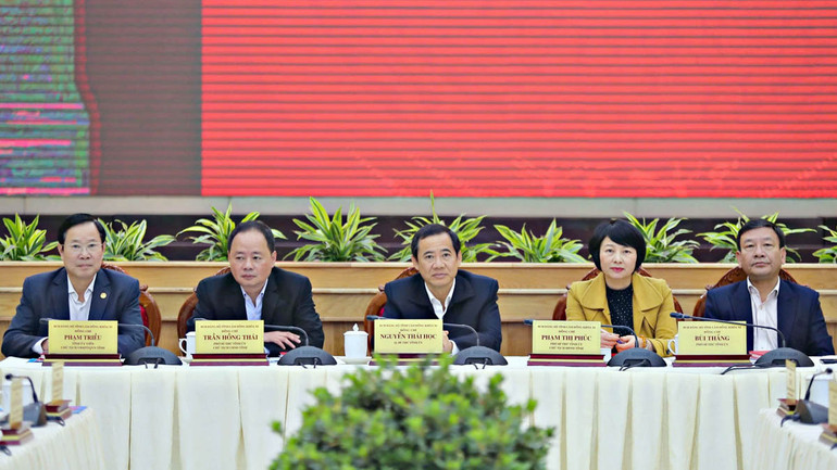 Các đồng chí lãnh đạo tỉnh Lâm Đồng chủ trì buổi đối thoại.