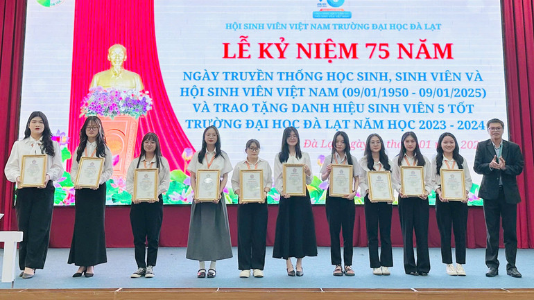 Phó Hiệu trưởng Trường đại học Đà Lạt Trần Thống trao danh hiệu "sinh viên 5 tốt" tặng các sinh viên tiêu biểu.