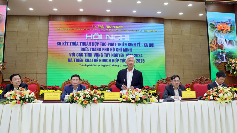 Các đồng chí chủ trì hội nghị.