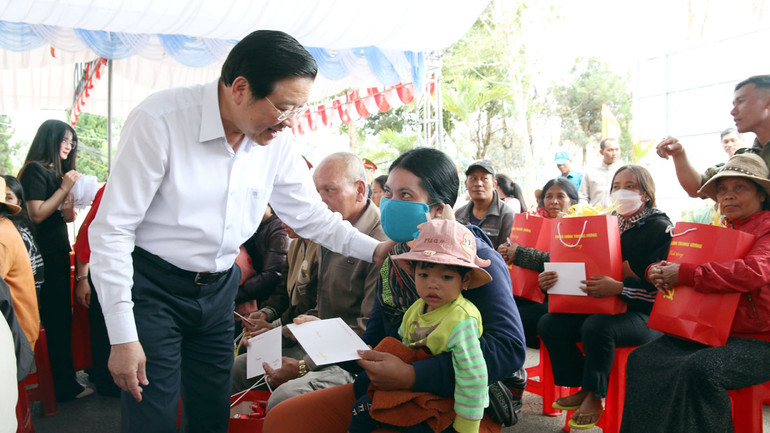 Đồng chí Phan Đình Trạc thăm hỏi người dân đồng bào dân tộc thiểu số xã N'Thôn Hạ.