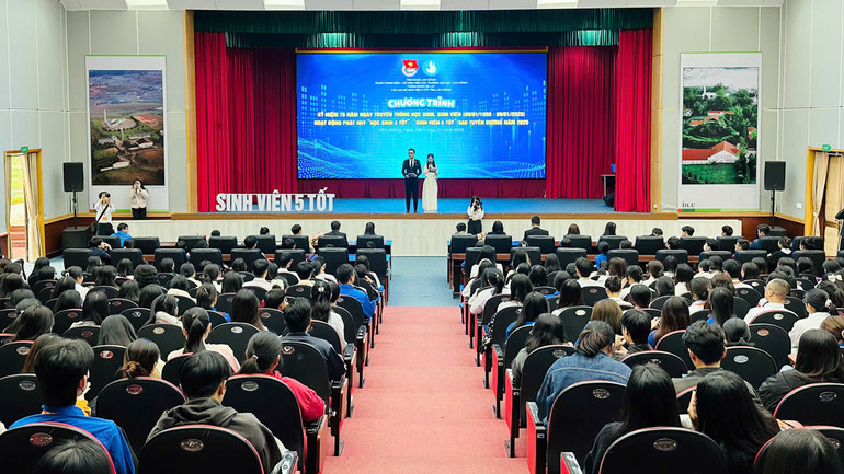 Quang cảnh chương trình.