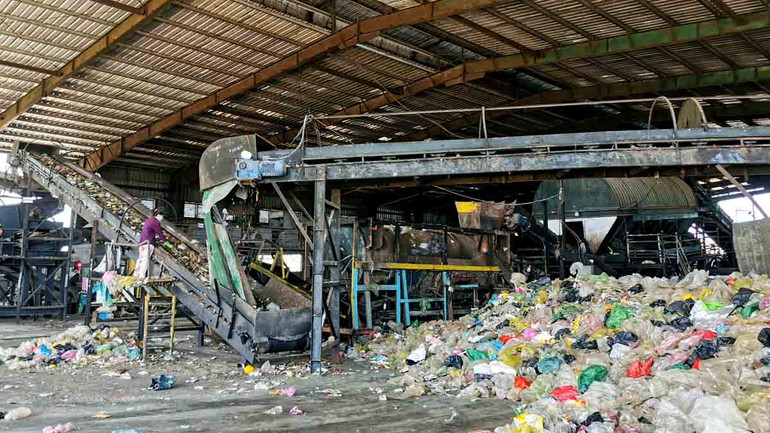 Xử lý rác tại nhà máy xử lý chất thải rắn Xuân Trường, thành phố Đà Lạt. Xử lý rác tại nhà máy xử lý chất thải rắn Xuân Trường, thành phố Đà Lạt.