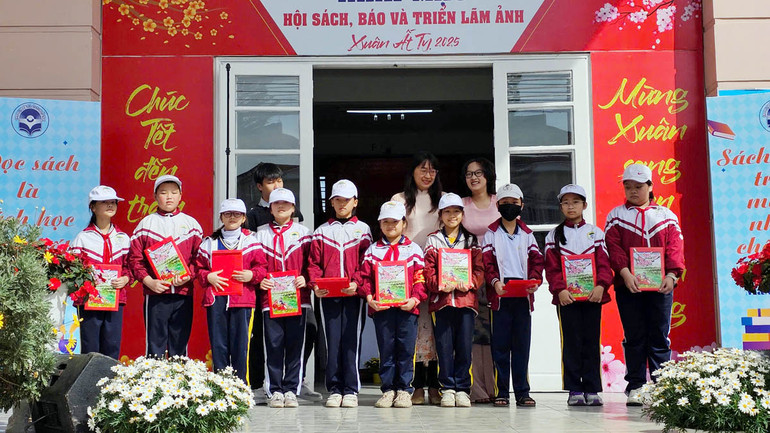 Ban tổ chức tặng sách cho các học sinh trên địa bàn thành phố Đà Lạt.