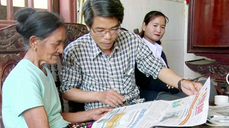 Báo Nhân Dân đến với những người có uy tín trong vùng đồng bào dân tộc thiểu số tại Lâm Đồng.