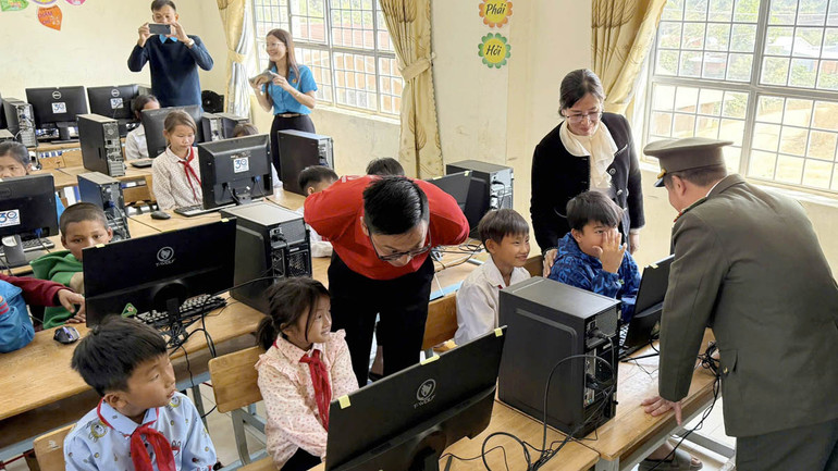 Nhiều học sinh hào hứng khi được tiếp cận công nghệ thông tin.