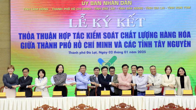 Quang cảnh Lễ ký kết thỏa thuận hợp tác kiểm soát chất lượng hàng hóa.