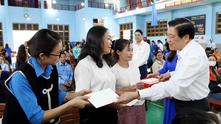 Đồng chí Phan Đình Trạc trao quà Tết tặng công nhân khu công nghiệp Phú Hội, huyện Đức Trọng.