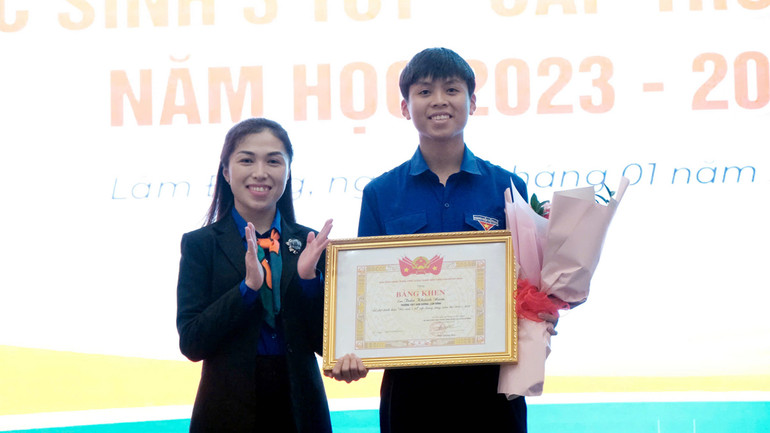 Phó Bí thư Tỉnh đoàn Lâm Đồng trao danh hiệu “học sinh 3 tốt” cấp Trung ương tặng học sinh Nguyễn Khánh Nam, lớp 12A2, Trường Trung học phổ thông Đơn Dương.