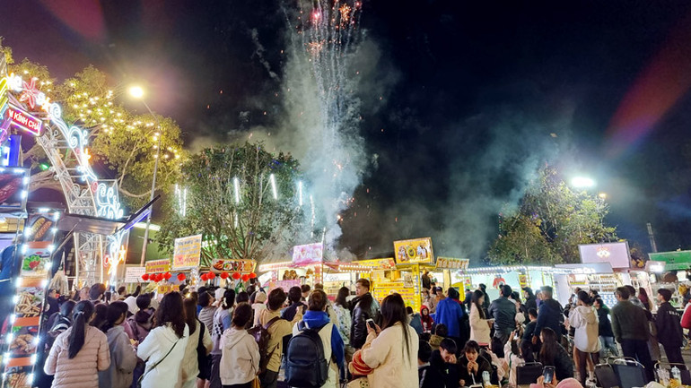 Khu ẩm thực đêm trước vườn hoa thành phố Đà Lạt tấp nập du khách. Khu ẩm thực đêm trước vườn hoa thành phố Đà Lạt tấp nập du khách.