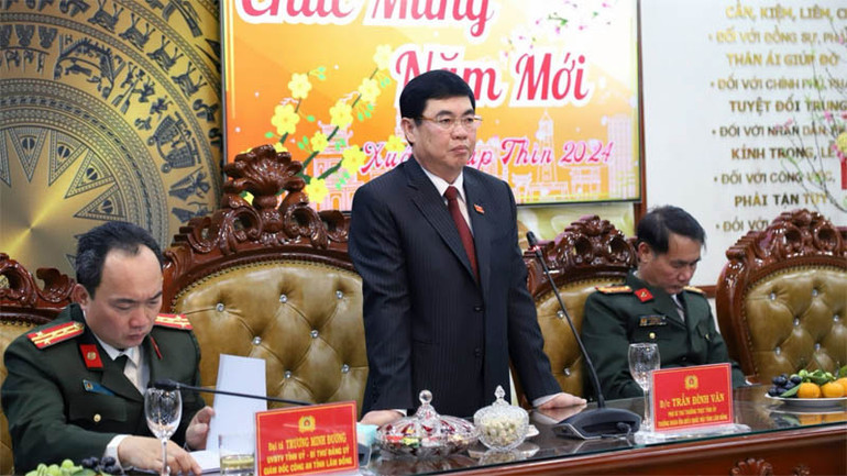 Đồng chí Trần Đình Văn phát biểu ý kiến tại chương trình.