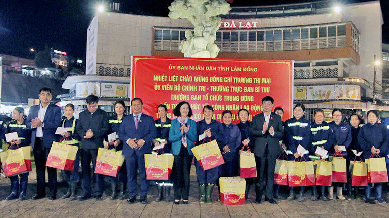 Đồng chí Trương Thị Mai và lãnh đạo tỉnh Lâm Đồng trao quà Tết tặng các lao công làm việc trong đêm giao thừa tại Đà Lạt. Đồng chí Trương Thị Mai và lãnh đạo tỉnh Lâm Đồng trao quà Tết tặng các lao công làm việc trong đêm giao thừa tại Đà Lạt.