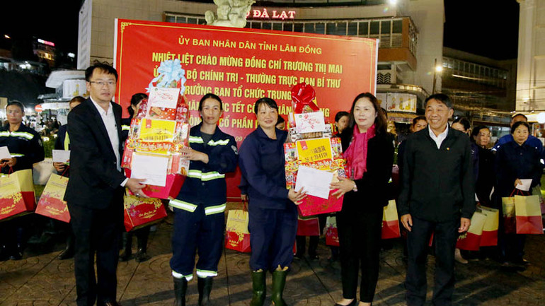 Lãnh đạo thành phố Đà Lạt trao quà Tết tặng Công ty cổ phần Dịch vụ đô thị Đà Lạt và đội vệ sinh chợ Đà Lạt. Lãnh đạo thành phố Đà Lạt trao quà Tết tặng Công ty cổ phần Dịch vụ đô thị Đà Lạt và đội vệ sinh chợ Đà Lạt.
