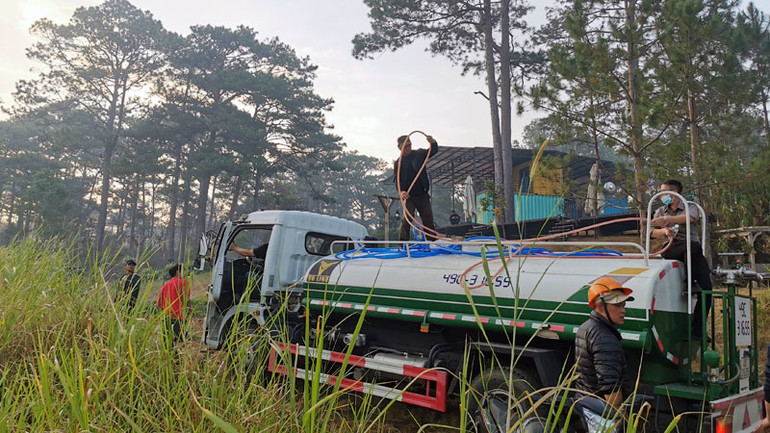 Xe chữa cháy của đơn vị quản lý bảo vệ rừng được huy động đến hiện trường.