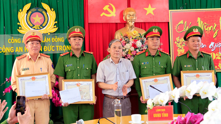 Lãnh đạo huyện Đức Trọng khen thưởng các cá nhân.