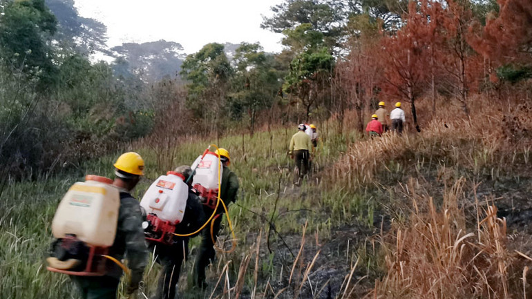 Lực lượng tham gia chữa cháy rời hiện trường sau khi đám cháy được khống chế.