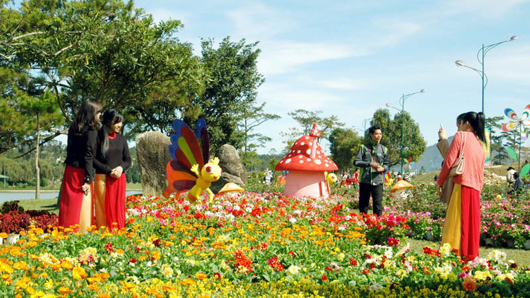 Du khách đến với thành phố ngàn hoa Đà Lạt.