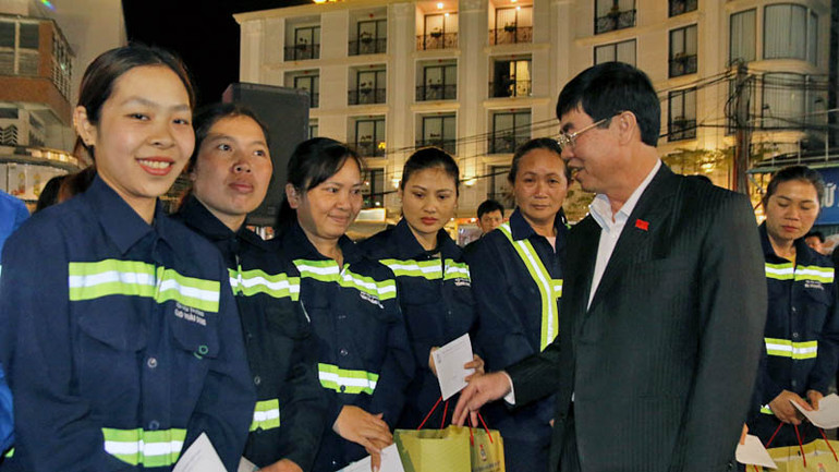 Đồng chí Trần Đình Văn tặng quà và trò chuyện với các lao công đang làm việc trong đêm giao thừa tại Đà Lạt. Đồng chí Trần Đình Văn tặng quà và trò chuyện với các lao công đang làm việc trong đêm giao thừa tại Đà Lạt.