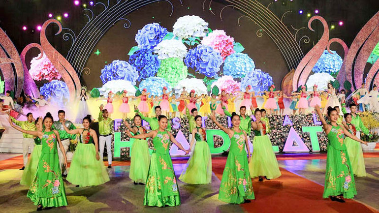 Tiết mục biểu diễn nghệ thuật tại Festival hoa Đà Lạt.