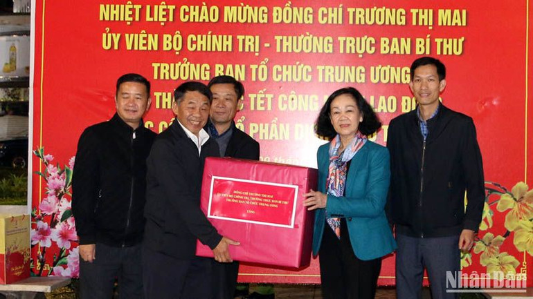 Đồng chí Trương Thị Mai trao quà Tết tặng Công ty cổ phần Dịch vụ đô thị Đà Lạt. Đồng chí Trương Thị Mai trao quà Tết tặng Công ty cổ phần Dịch vụ đô thị Đà Lạt.