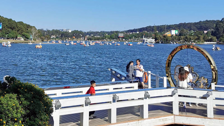 Tận hưởng không khí Xuân bên hồ Xuân Hương - Đà Lạt.