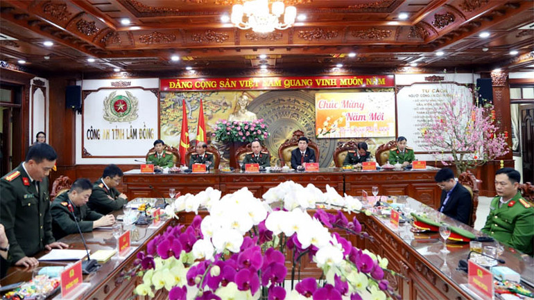 Quang cảnh chương trình gặp mặt đêm giao thừa Tết Nguyên đán Giáp Thìn 2024 tại Công an tỉnh Lâm Đồng.