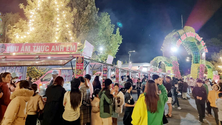 Khu vực ẩm thực đêm trước cổng Vườn hoa thành phố Đà Lạt.