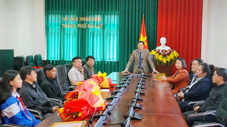 Chủ tịch Ủy ban nhân dân Đà Lạt phát biểu ý kiến tại buổi biểu dương.