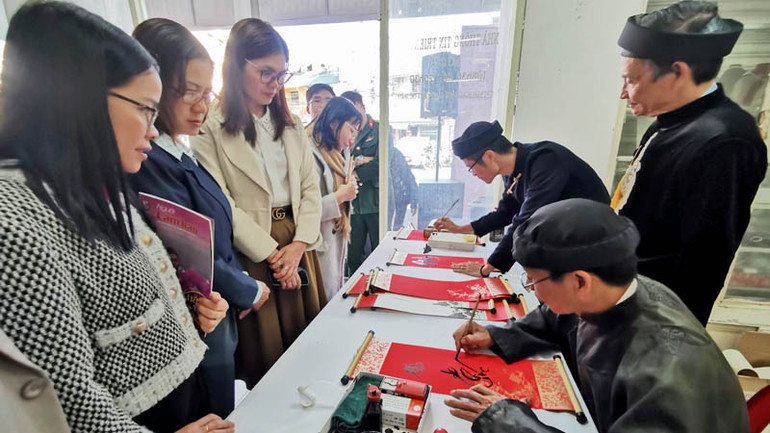 Câu lạc bộ Thư pháp Hội Văn học văn nghệ thuật Lâm Đồng “tặng chữ” ngày Xuân tại Hội báo Xuân Giáp Thìn 2024.