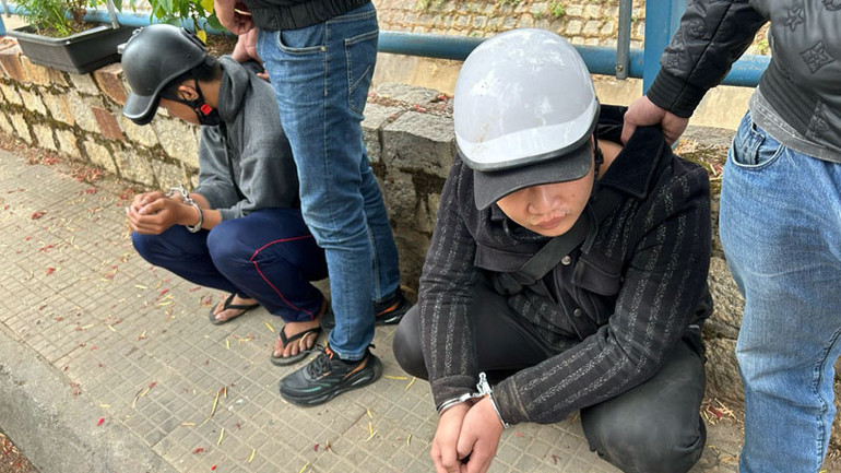 Hai đối tượng tại hiện trường vụ trộm bình ắc-quy.