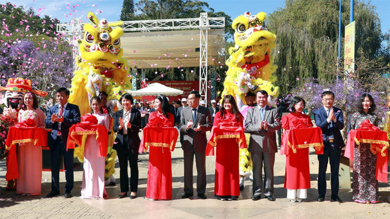 Lãnh đạo tỉnh Lâm Đồng và thành phố Đà Lạt thực hiện nghi thức khai mạc Hội hoa Xuân 2024.