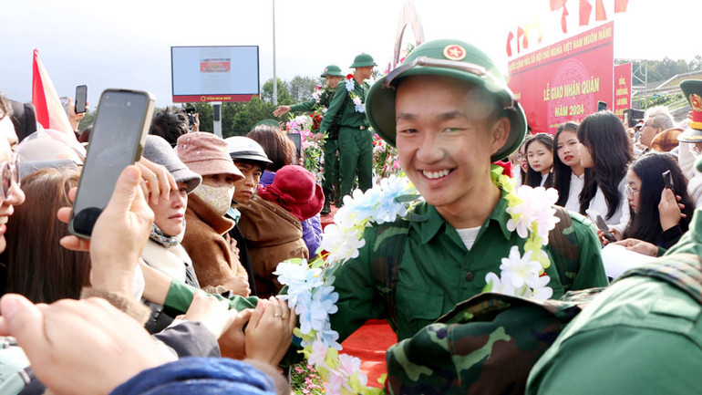 Trước giờ lên đường thực hiện nghĩa vụ xây dựng và bảo vệ Tổ quốc. Trước giờ lên đường thực hiện nghĩa vụ xây dựng và bảo vệ Tổ quốc.