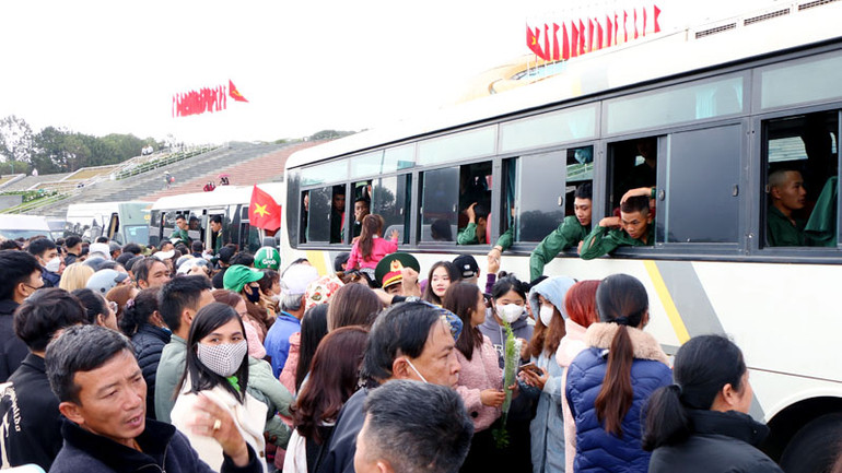 Đông đảo người thân đến tiễn con em lên đường thực hiện nghĩa vụ thiêng liêng với Tổ quốc. Đông đảo người thân đến tiễn con em lên đường thực hiện nghĩa vụ thiêng liêng với Tổ quốc.