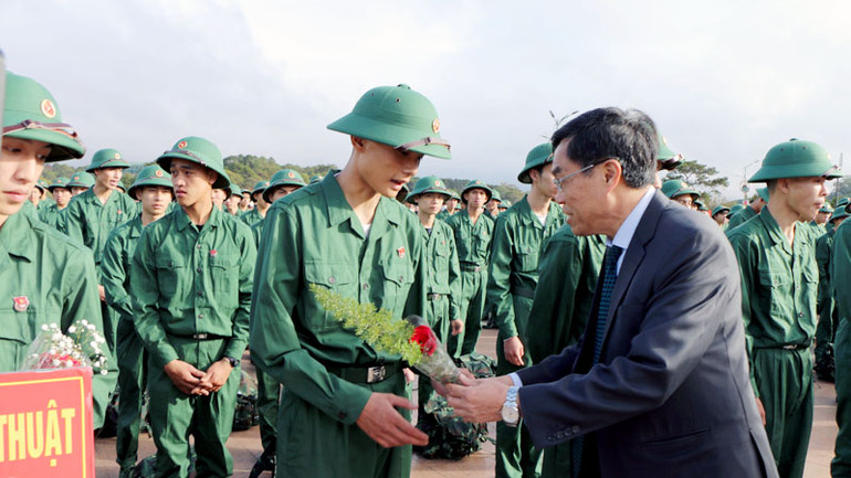 Phó Chủ tịch Ủy ban nhân dân tỉnh Lâm Đồng Võ Ngọc Hiệp động viên tân binh trước giờ lên đường làm nhiệm vụ xây dựng và bảo vệ Tổ quốc. Phó Chủ tịch Ủy ban nhân dân tỉnh Lâm Đồng Võ Ngọc Hiệp động viên tân binh trước giờ lên đường làm nhiệm vụ xây dựng và bảo vệ Tổ quốc.