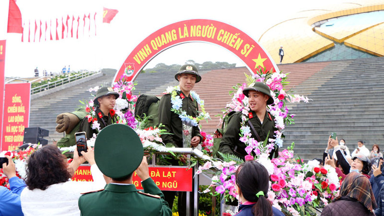 Các thanh niên Lâm Đồng thực hiện nghĩa vụ Công an. Các thanh niên Lâm Đồng thực hiện nghĩa vụ Công an.