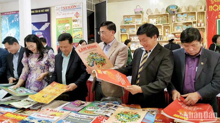 Các đại biểu tại không gian trưng bày Hội báo Xuân Lâm Đồng Giáp Thìn 2024.