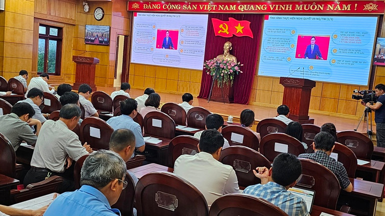 Các đại biểu nghe đánh giá hơn 10 năm thực hiện Nghị quyết 09-NQ/TW của Bộ Chính trị khóa XI.